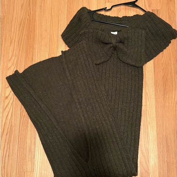 Worth Collective Aston Bow Front Maxi Sweater Dress in
Dark Green -Bump Friendly - Picture 8 of 8